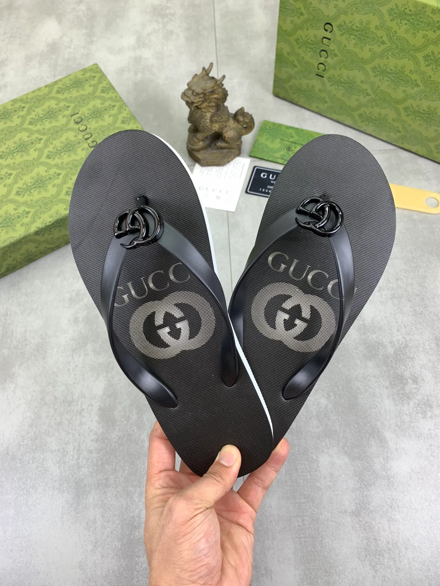 Men's men's shoes 💰P220💰【New style】🆘【GUCCI】Official website's popular Gucci adult couple 🧑‍🤝‍🧑 style, children's flip-flops are on sale at the counter simultaneously! Original fabric imported from Italy. Original bottom provided by the original factory. Size: Adult 36-45. Children’s size: 30-37. Multiple colors available.